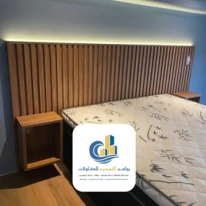بديل خشب لجدار غرفة نوم بتصميم شرائح طولية