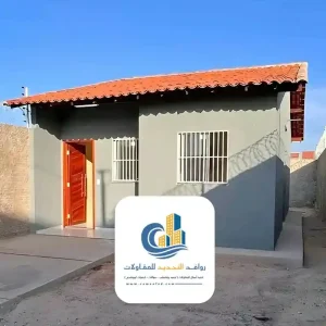ملحق خارجي حديث بجدة بسقف قرميد