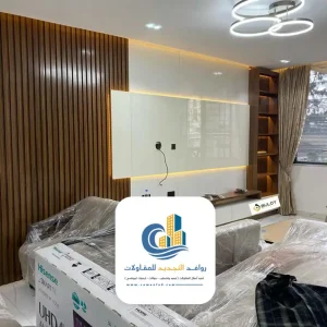 بديل الخشب لجدار التلفزيون بتصميم شرائح طولية